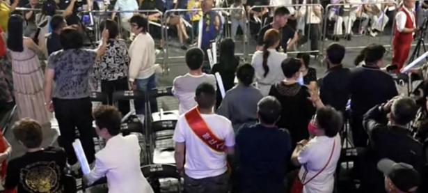 乐鱼体育网站入口-现场观众热情高涨，球场气氛十分热烈