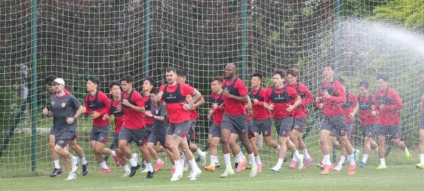 乐鱼体育登录入口-足球场上硬仗接连，球员巧妙战术