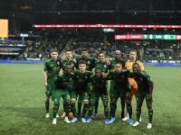 乐鱼体育在线登录-顶尖足球比赛中球员防守拦截精准