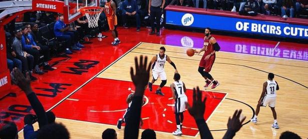 乐鱼体育app-步行者逆转猛龙，马刺连胜终结