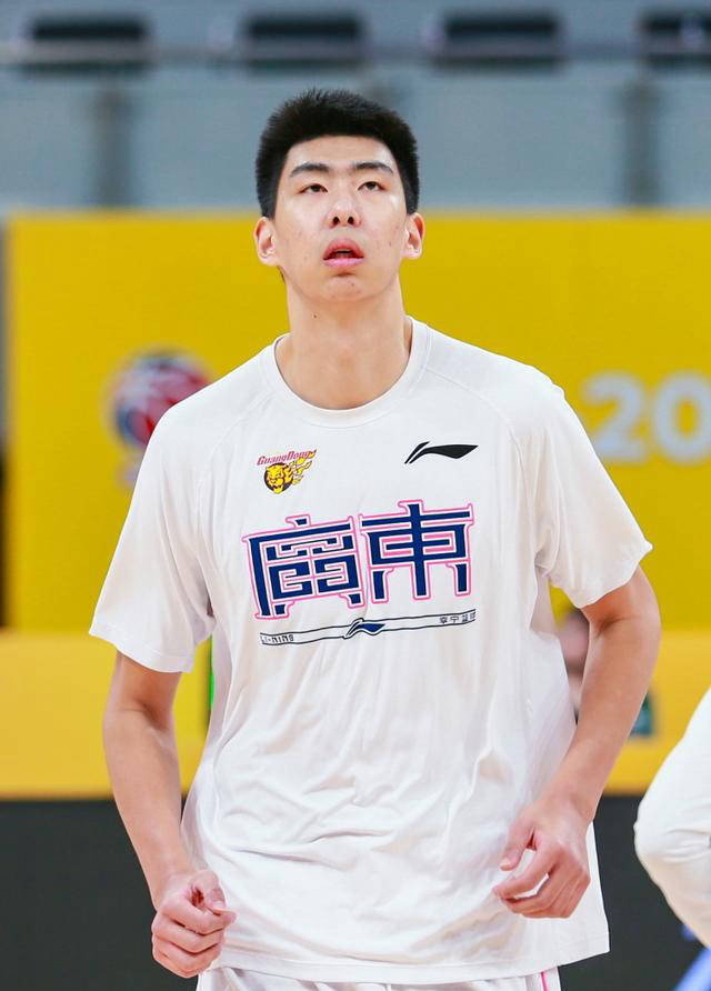 广东宏远队创下非凡比赛记录，引发球迷热议