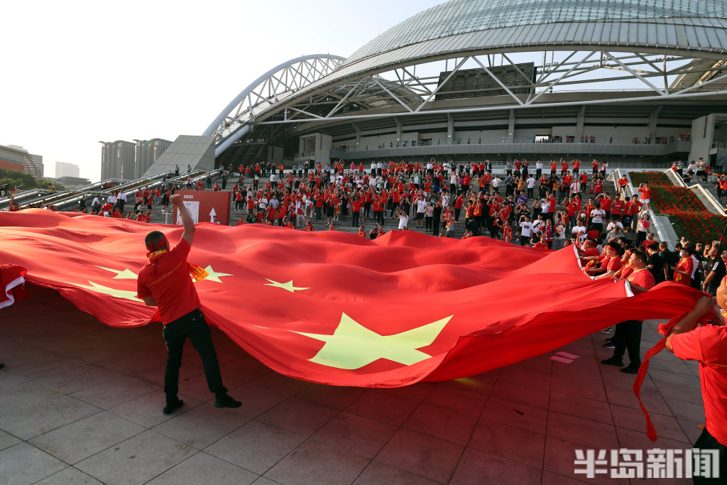 现场观众热情高涨，球场气氛十分热烈