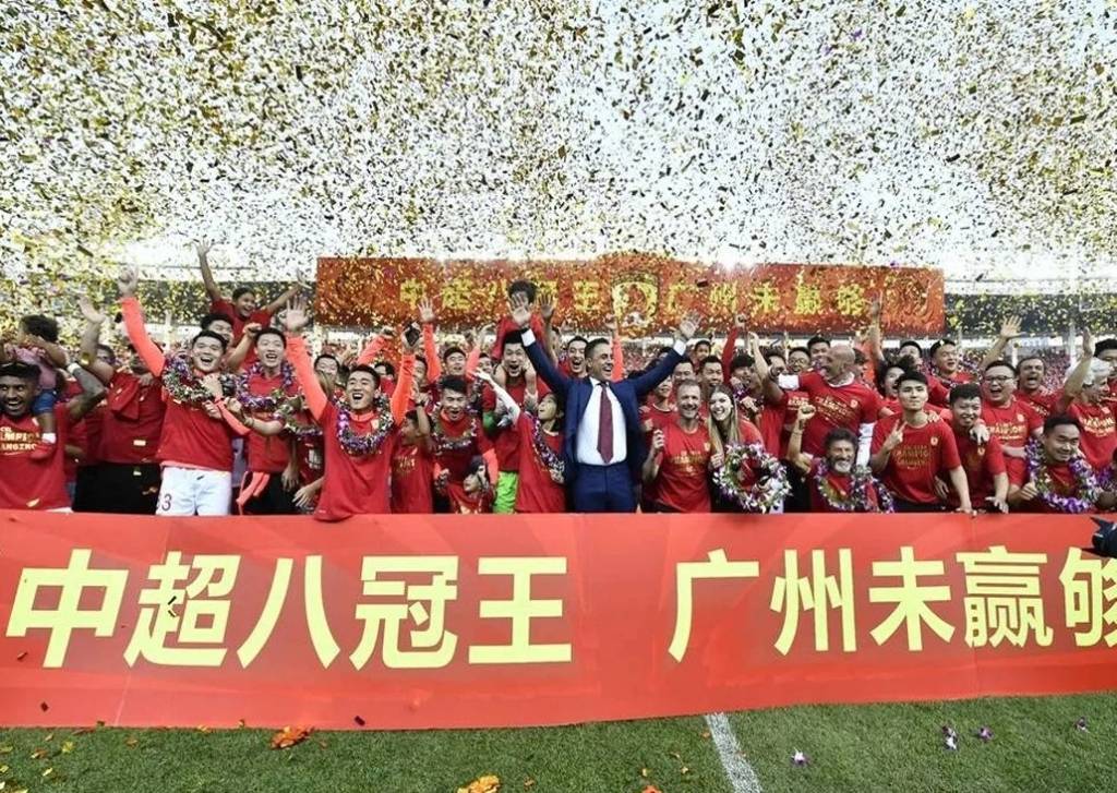 包含韩国后卫建功，广州恒大主场击败天津泰达，取得胜利的词条