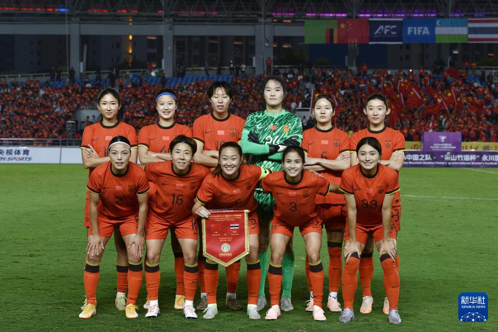 女足选手在世界级足球比赛中勇夺第一
