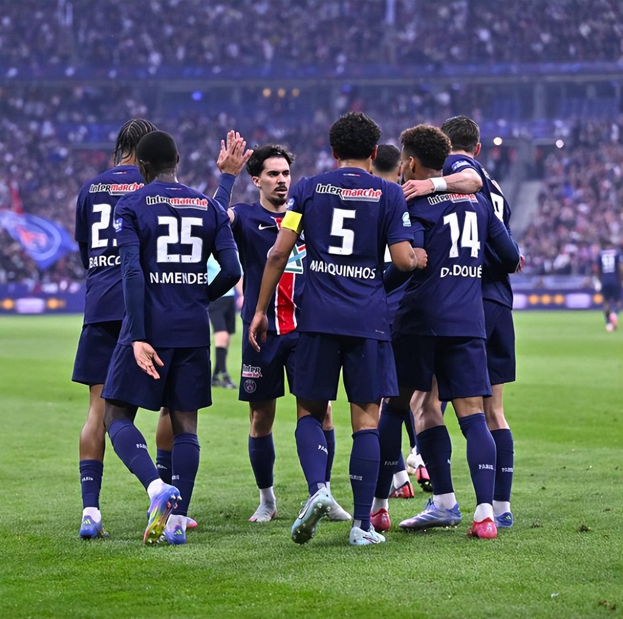 包含巴黎圣日耳曼再胜汉斯，稳固领先地位的词条