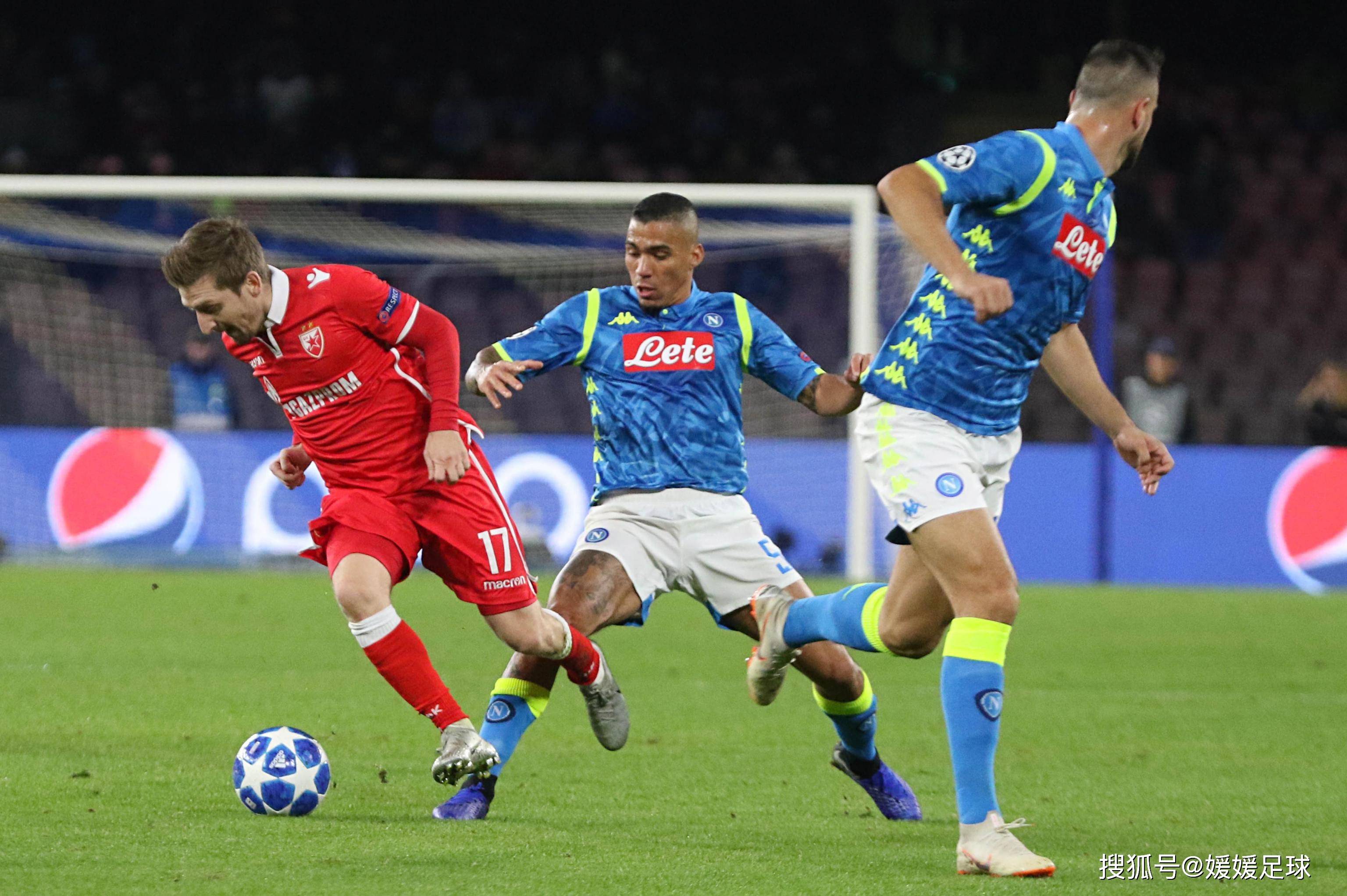 顶尖足球比赛中球员防守拦截精准