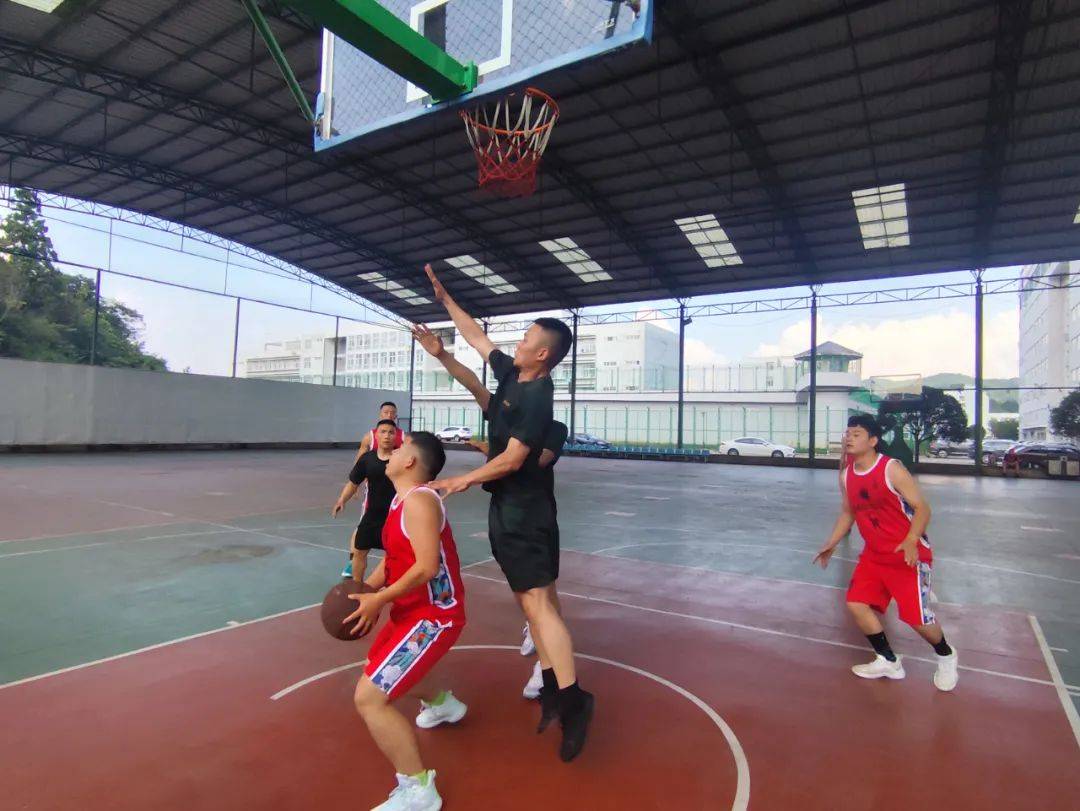 篮球赛场紧追不舍,胜负悬于一线! 篮球赛场紧追不舍,胜负悬于一线!