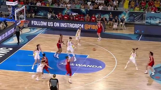 篮球赛场紧追不舍,胜负悬于一线! 篮球赛场紧追不舍,胜负悬于一线!