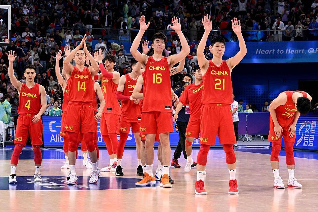 希腊男篮队展现强劲实力,登顶领奖台 希腊男篮队展现强劲实力,登顶领奖台