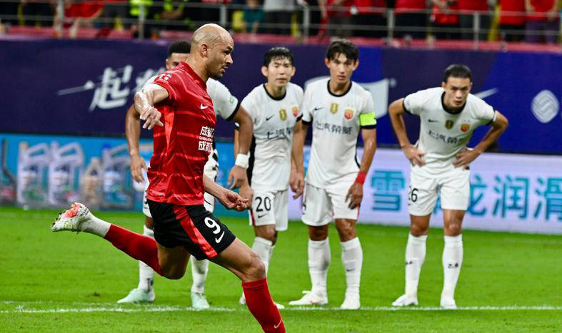 异军突起球员崭露头角,成为球场焦点!的简单介绍 异军突起球员崭露头角,成为球场焦点!的简单介绍