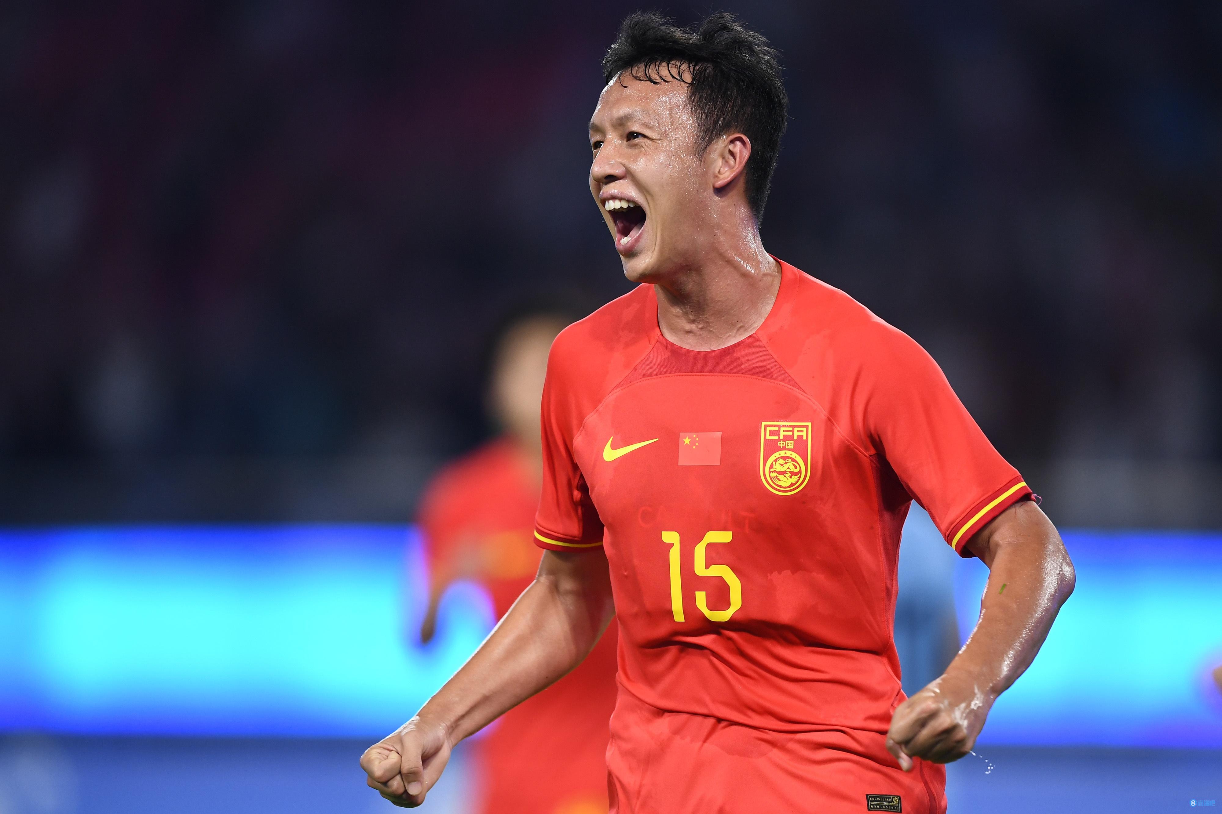 关于国内足球联赛竞争激烈，球队斗志昂扬的信息