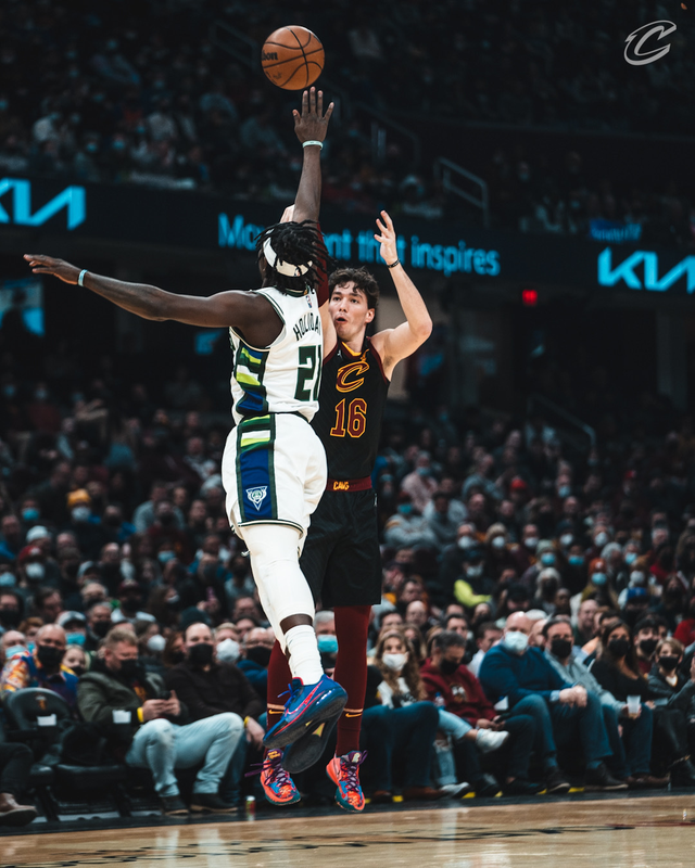 雄鹿横扫骑士保持不败