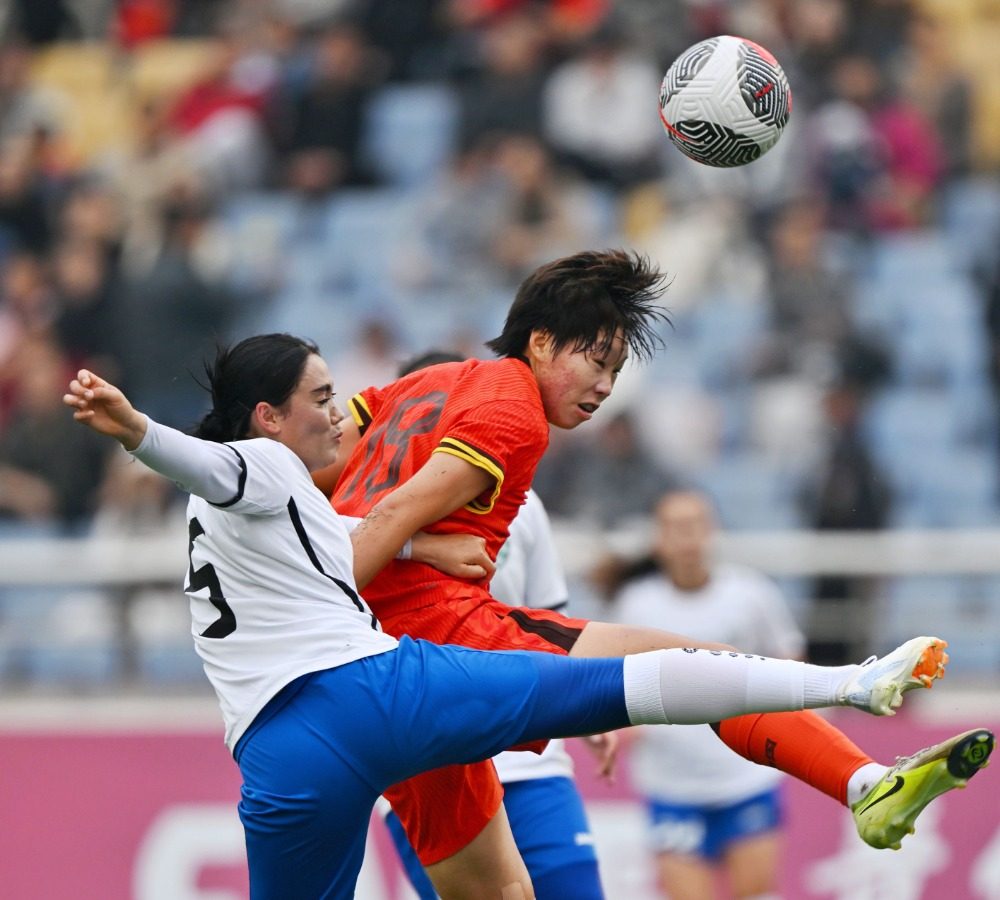 中国女足队员体现团队力量，获胜比赛