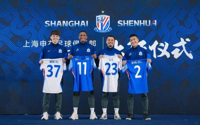 上海申花高兴晋级,球迷欢呼 上海申花高兴晋级,球迷欢呼