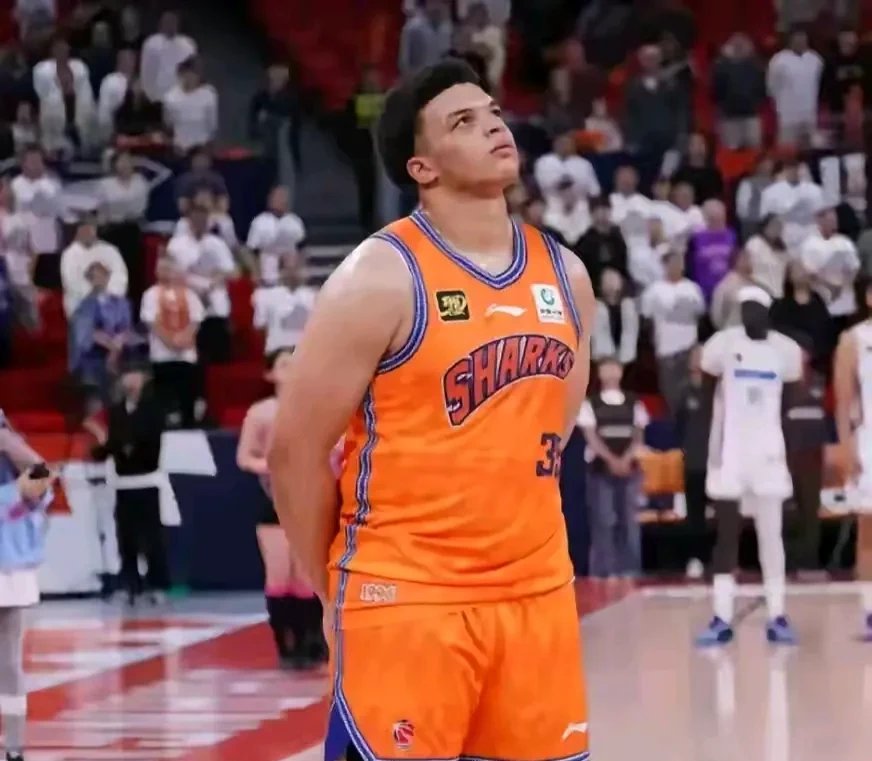 球队实行严密防守,成功抵挡对手攻势 球队实行严密防守,成功抵挡对手攻势