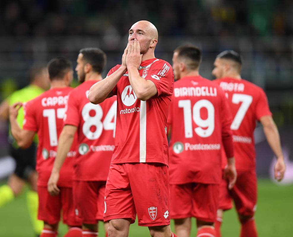 球队实行严密防守,成功抵挡对手攻势 球队实行严密防守,成功抵挡对手攻势